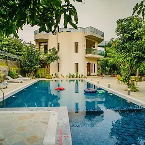  Villa Mahogany Mansion India